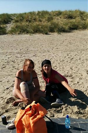 Spelen met zand met assistente Sofie